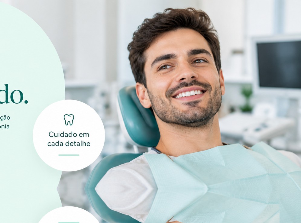 Paciente sorrindo na cadeira de um consultório odontológico moderno (imagem ilustrativa)
